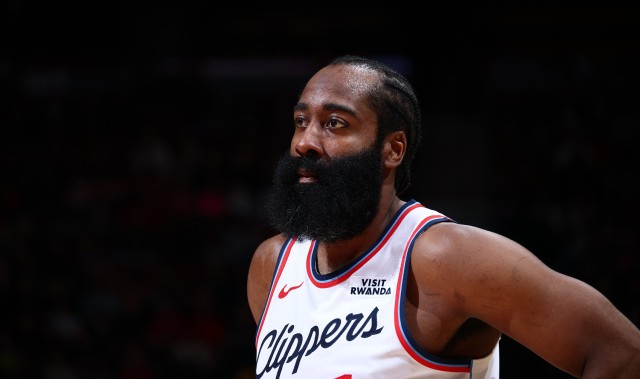 开云官方网站-持续低迷！祖巴茨被封盖 哈登出现失误交出球权