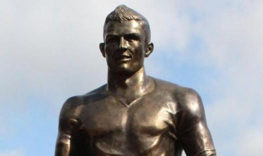 华体官网登录方式-羞不羞？C罗铜像被人摸得最多的部位竟然是那里！