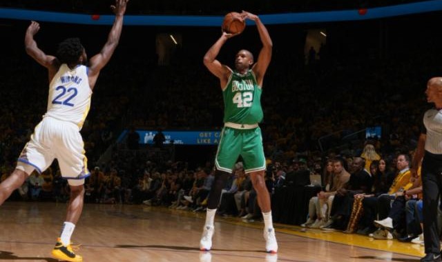 开云官方网站-家有一老如有一宝！总决赛老处男霍福德决定G1胜负