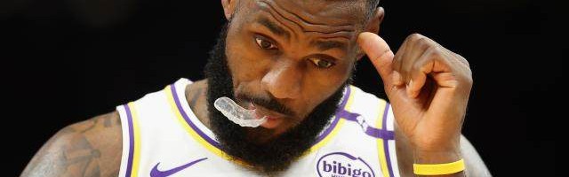 开云电子-三分19连铁 上双纪录险不保！詹姆斯别再保出勤了？