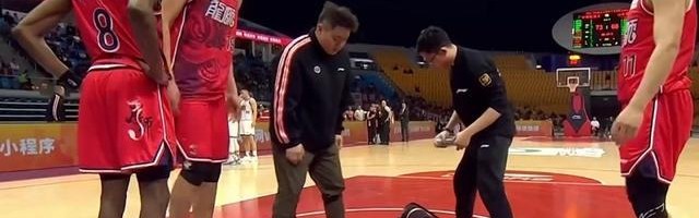 望无大碍！郭艾伦膝盖受伤痛苦倒地 无法站立担架车推着离场