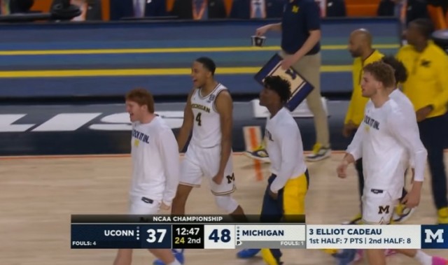 开云登录入口地址-11中1！卡多命中密歇根本场第一个三分 分差扩大至11分打停康大