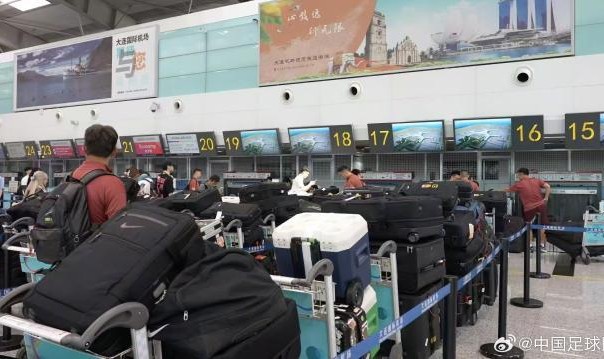 开云官方网站-国足出征东亚杯行李过多引争议 官方给出详细解释