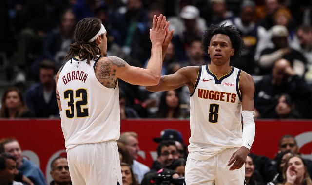 沃特森35分创生涯新高瓦兰复出16+9 掘金胜奇才