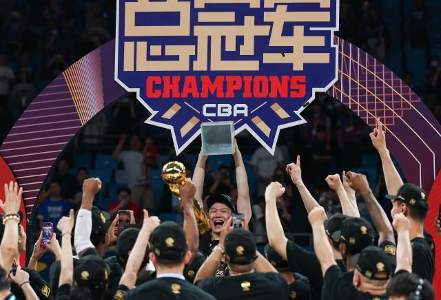 1748354260059051814.jpg (体育)(24)篮球——CBA总决赛:浙江方兴渡队夺冠XxjpseC007553_20250520_PEPFN0A001.jpg